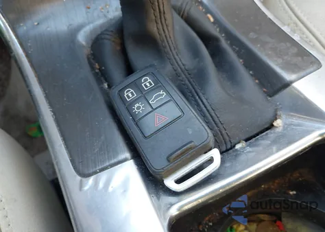 2015 Volvo Xc60 T6 из США, поврежденный, VIN YV4902RK2F2745463